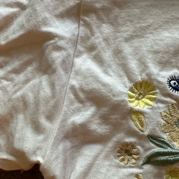 My Neighbor Totoro Cream T-Shirt with Embroidered Floral Design - Picture 5 of 5